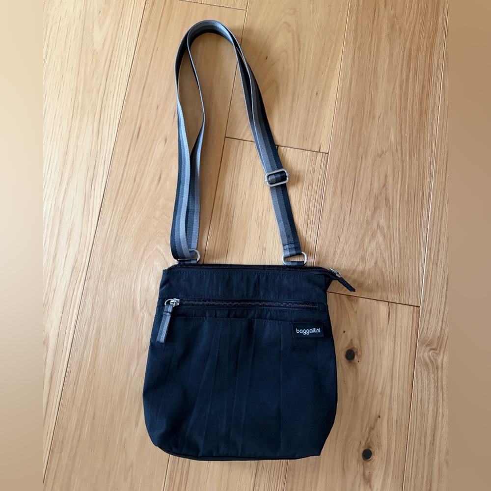 Baggallini Black and Gray Crossbody Bag